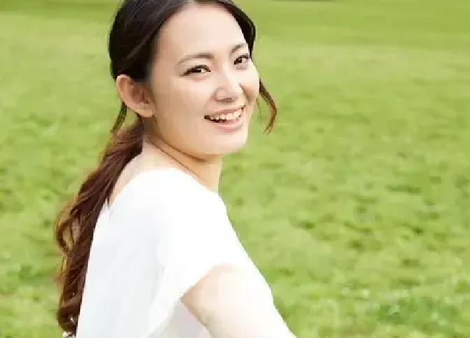 很多男人为了追到心仪的女人，拼了命花钱花时间，到头来还得掏大把彩礼、买房买车，搞