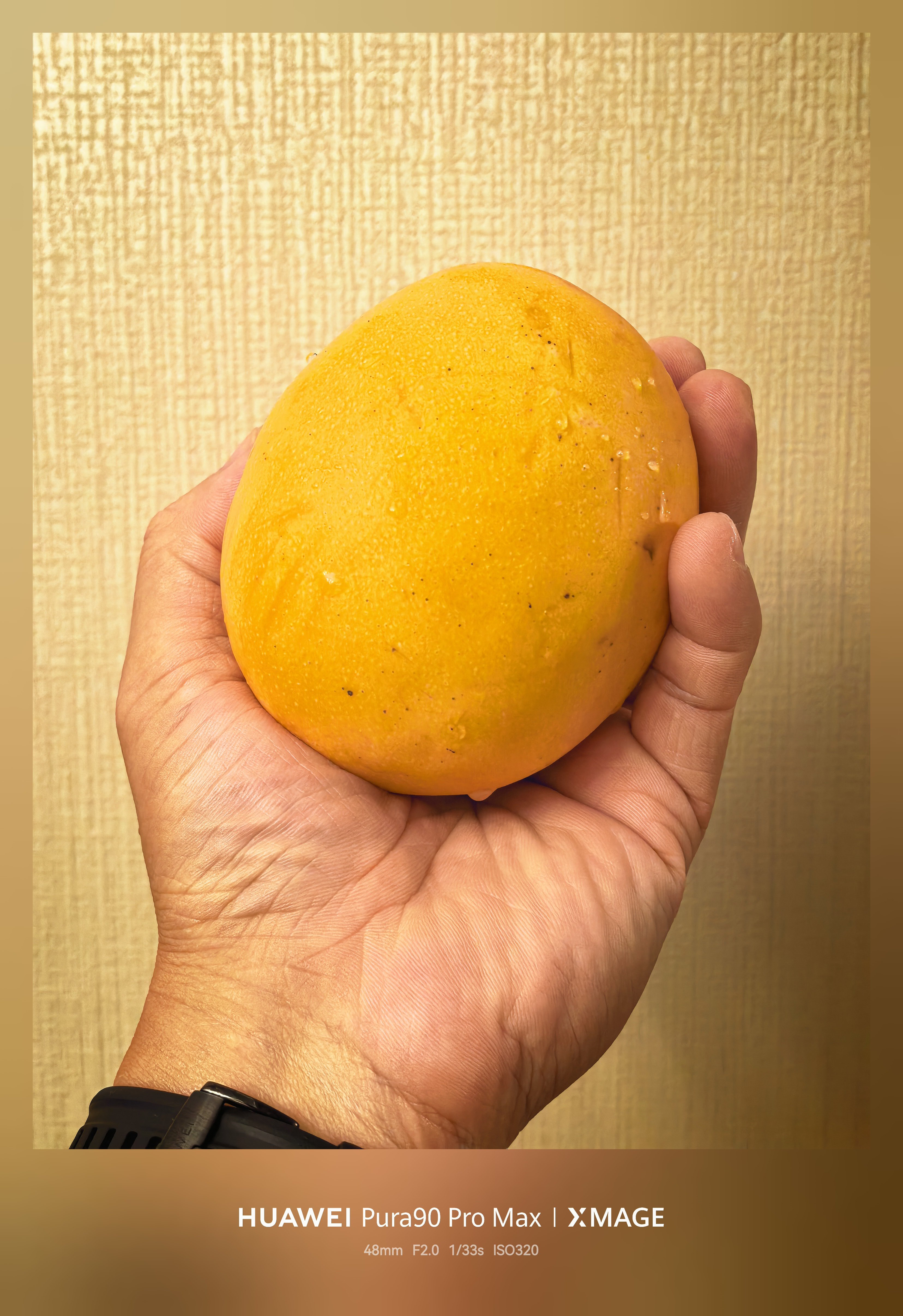 跑完步回来路过水果超市正不知道买啥，售货员说你拿这个🥭吧，正好打折。一盒四个，
