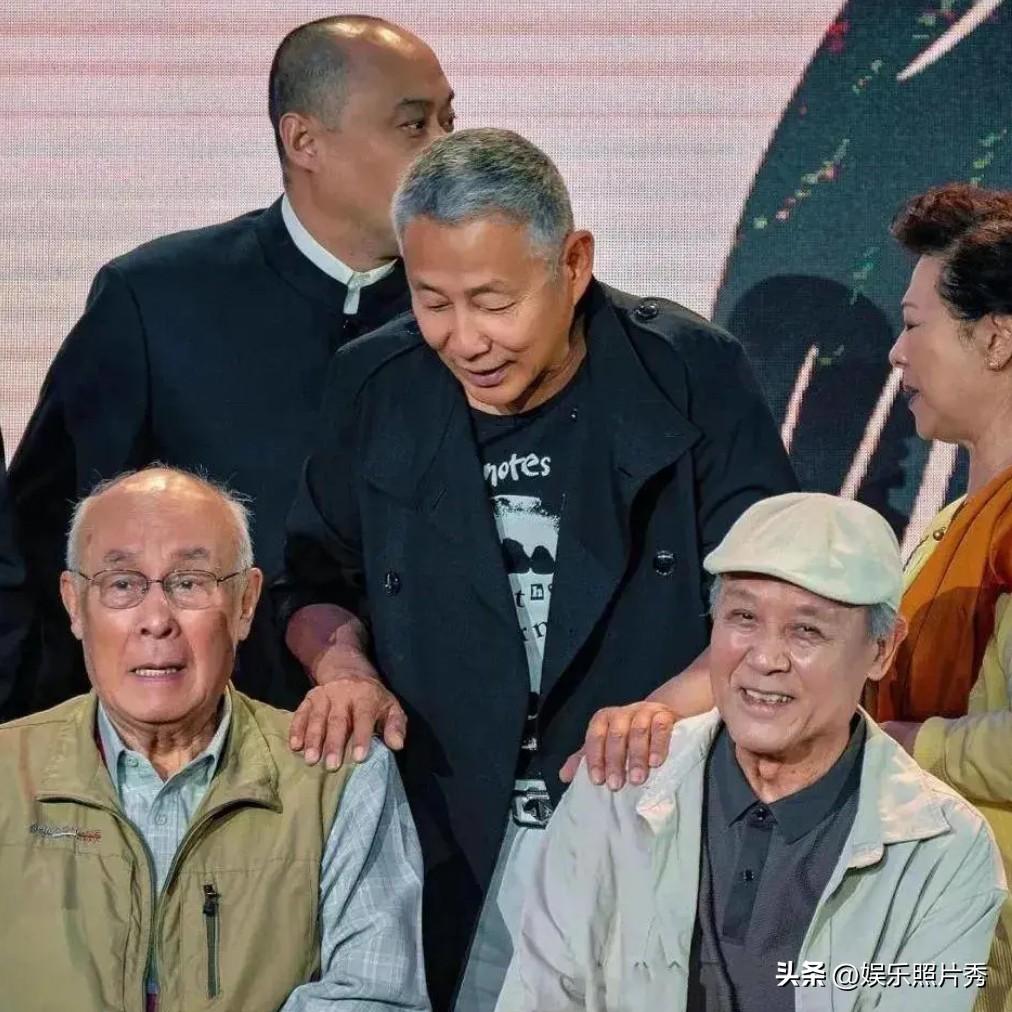 这两位是真正的“老戏骨”，坐在陈道明面前，能稳得住！

陈道明把手搭前面这两位的