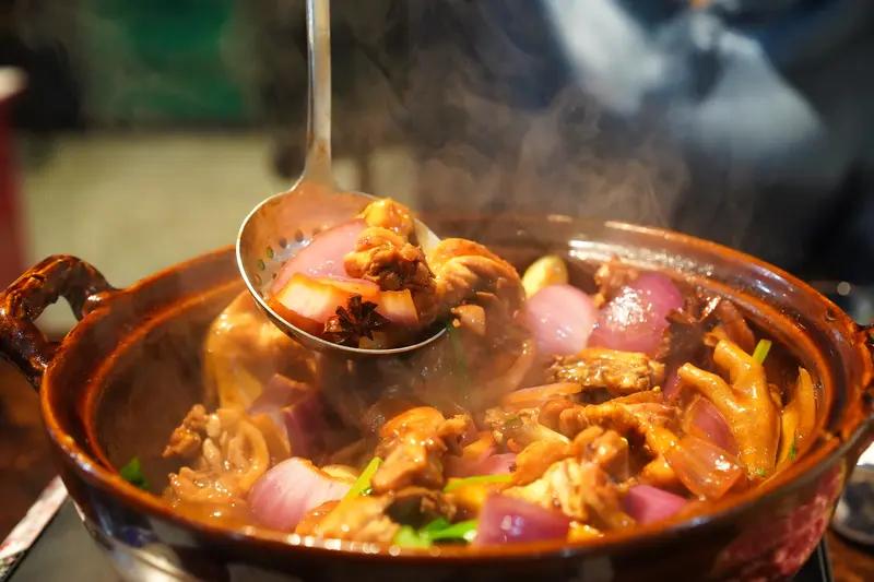 鸡煲老板说发财没用身体健康才有用 广东顺德的莫氏鸡煲火了，老板莫先生却很苦恼。网