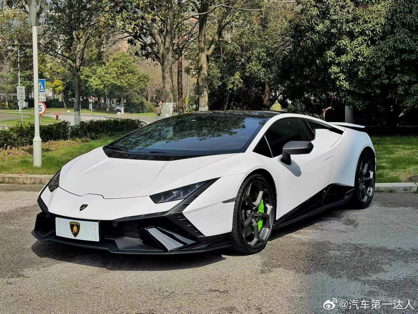 Huracan Tecnica V10，高定版配色，原车黑色贴白色，谁能拒绝 