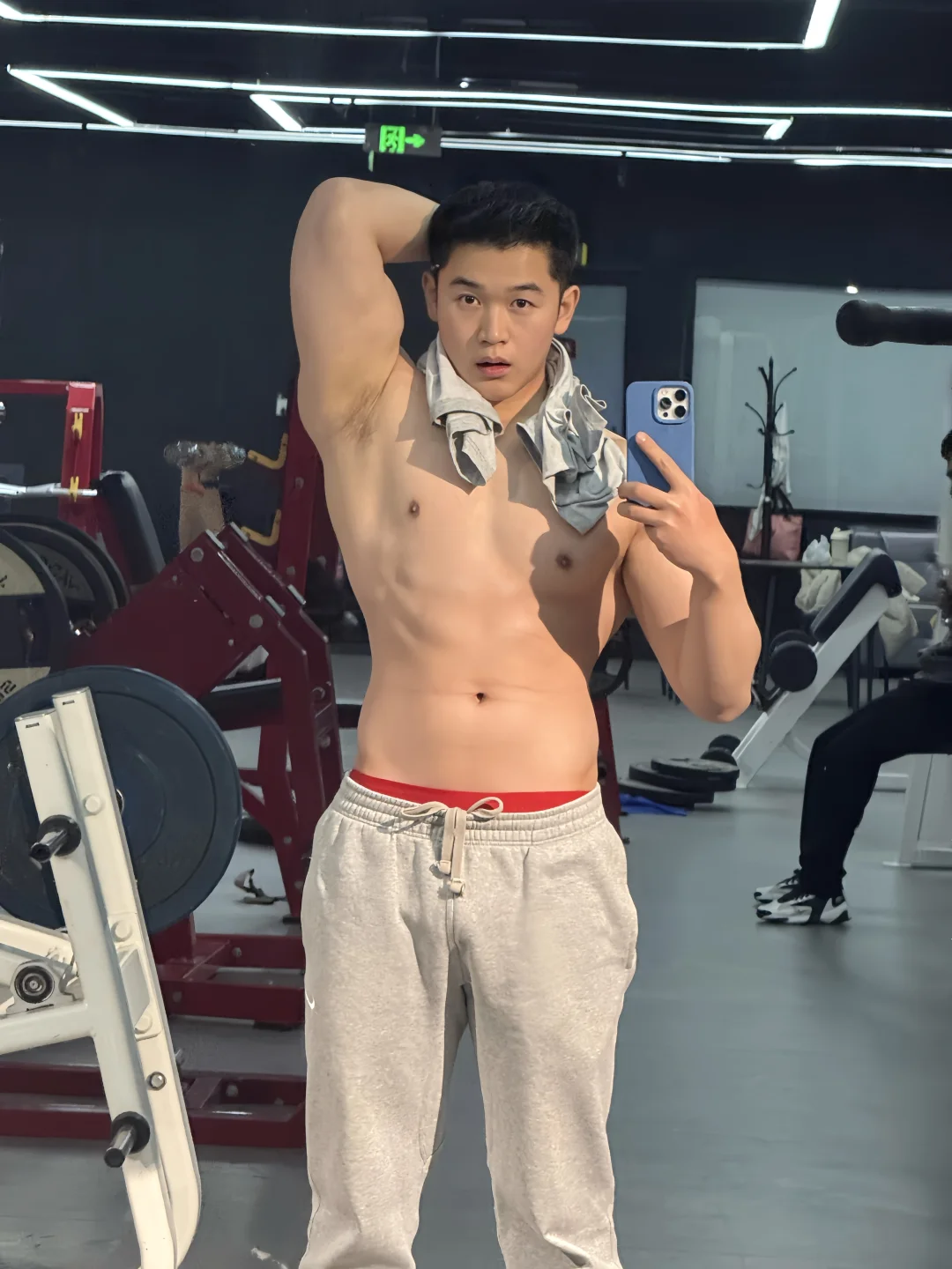 呦……这小伙子