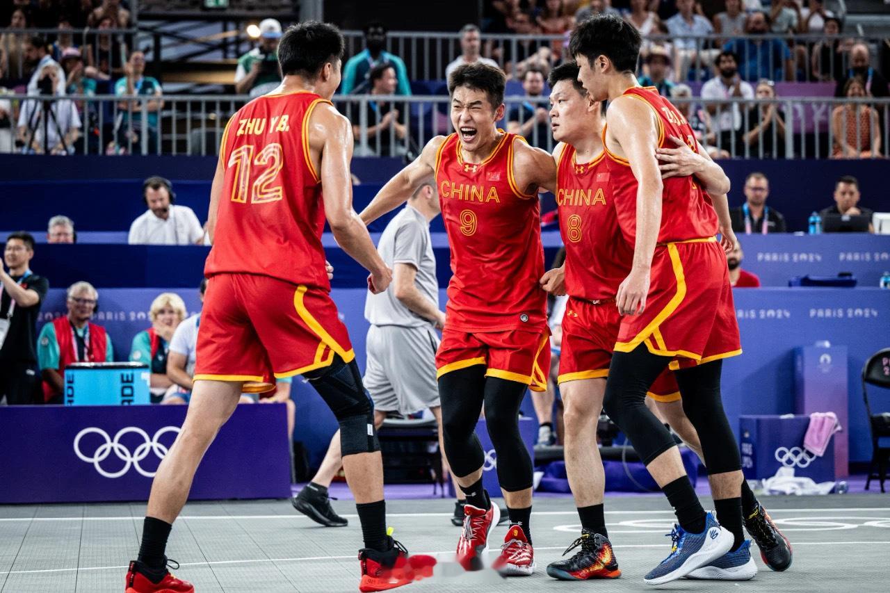 中国三人男篮力克世界第一塞尔维亚，朱渊博的两只球鞋鞋帮上密密麻麻写满了姓名拼音缩