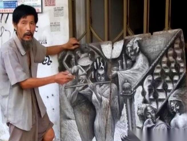 你敢信吗？一个靠捡破烂为生的干瘪老头，右半边身子中风全瘫了。满手黑灰，用左手捏着