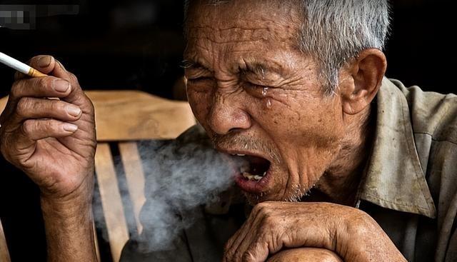 1956年，35岁农民咳嗽10年，竟拒绝就医，一天，他突然用力咳嗽，“哇”的一声