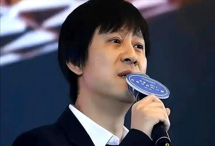 解晓东现在住在蚌埠，房子是普通的居民房，而不是高档小区的。
曾经风光无限，公司却