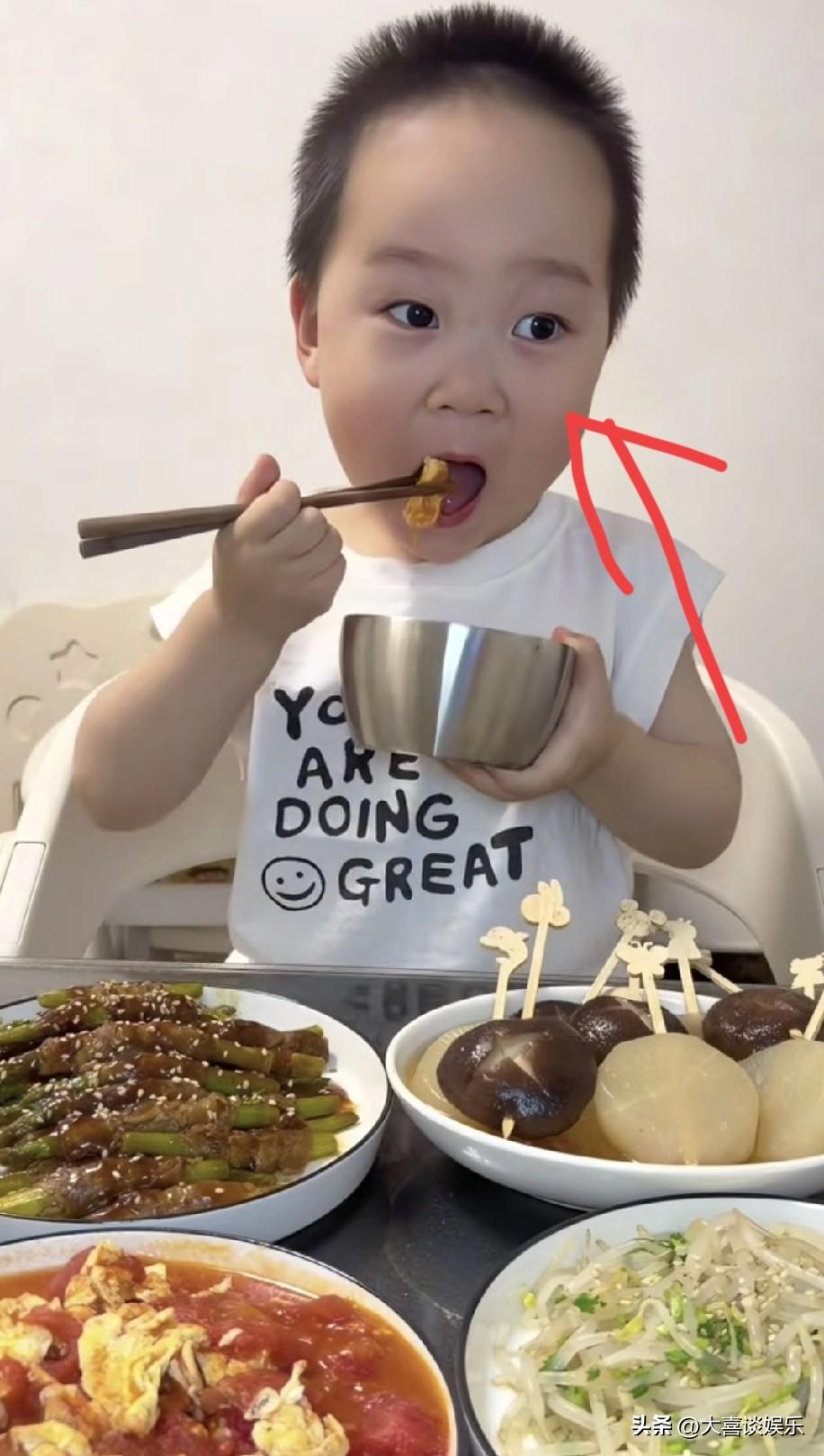 米乐吃饭一直盯着大人，
都快成斜眼了。

一个专业剪辑视频的朋友说，他的吃播视频