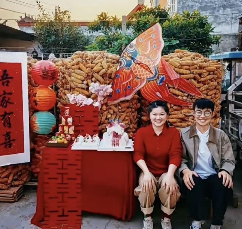 河南一对小情侣彻底火了！不租酒店，不搞豪华布置，就在自家小院办订婚宴。就地用秋收
