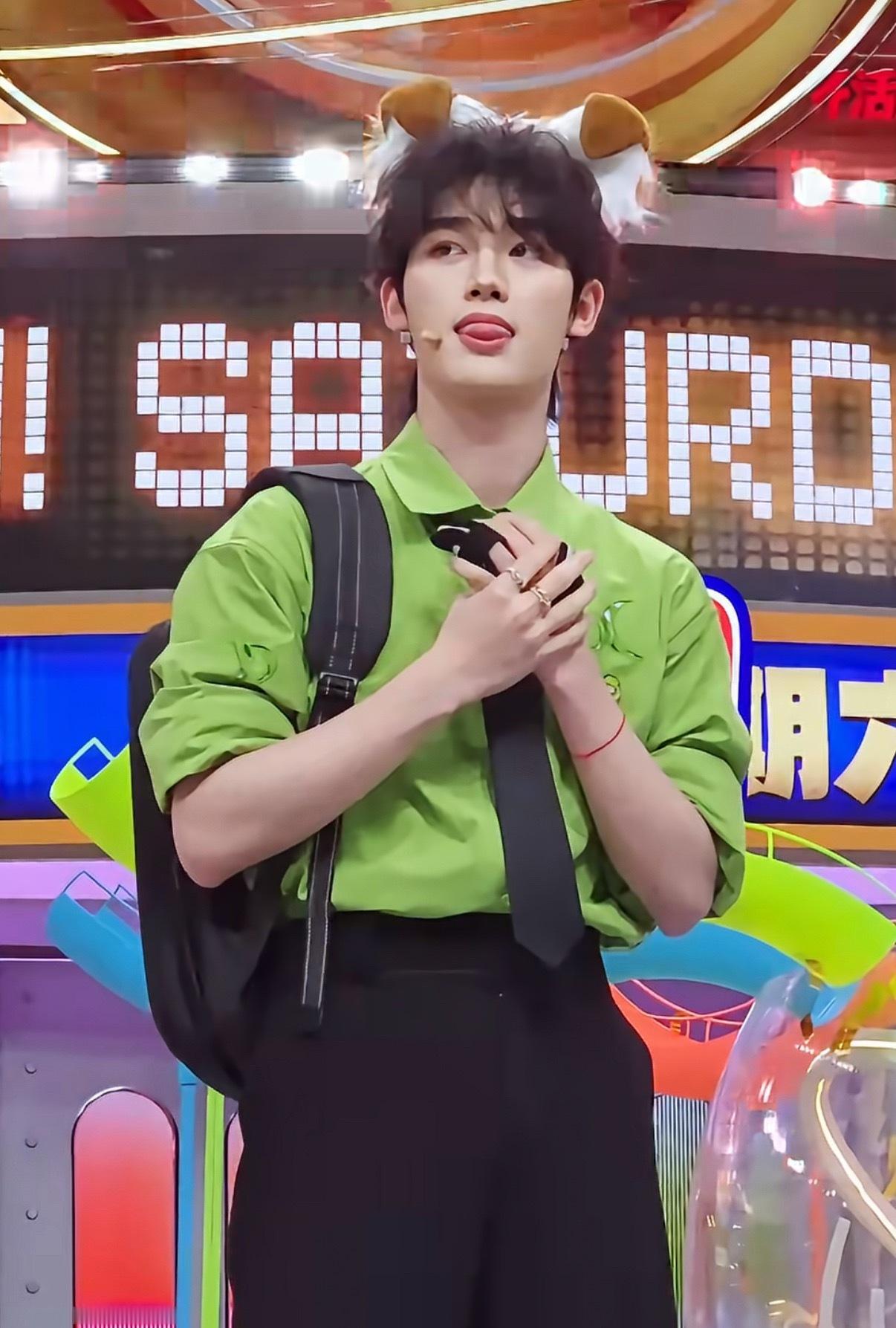 丁程鑫ENFP快乐小狗具象化丁程鑫戴小狗耳朵发箍 丁程鑫小狗塑狠狠落地！绿衬衫搭