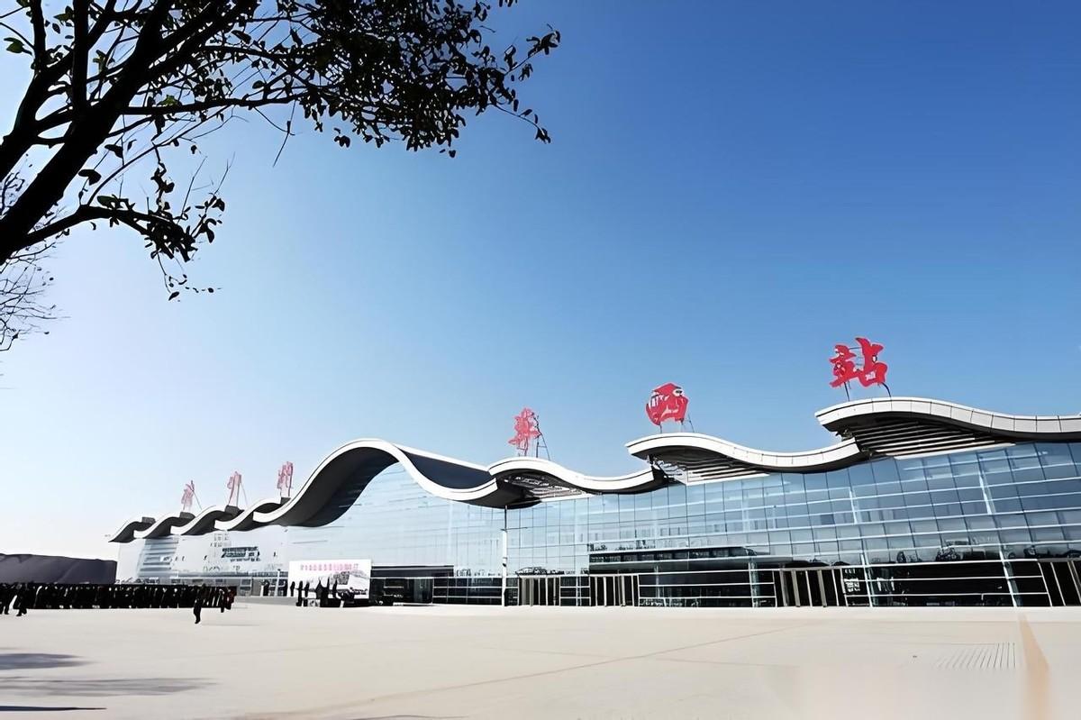 【离谱！济宁1.5亿建汽车西站，日均客流不足5人，闲置12年】的故事，听着像荒诞