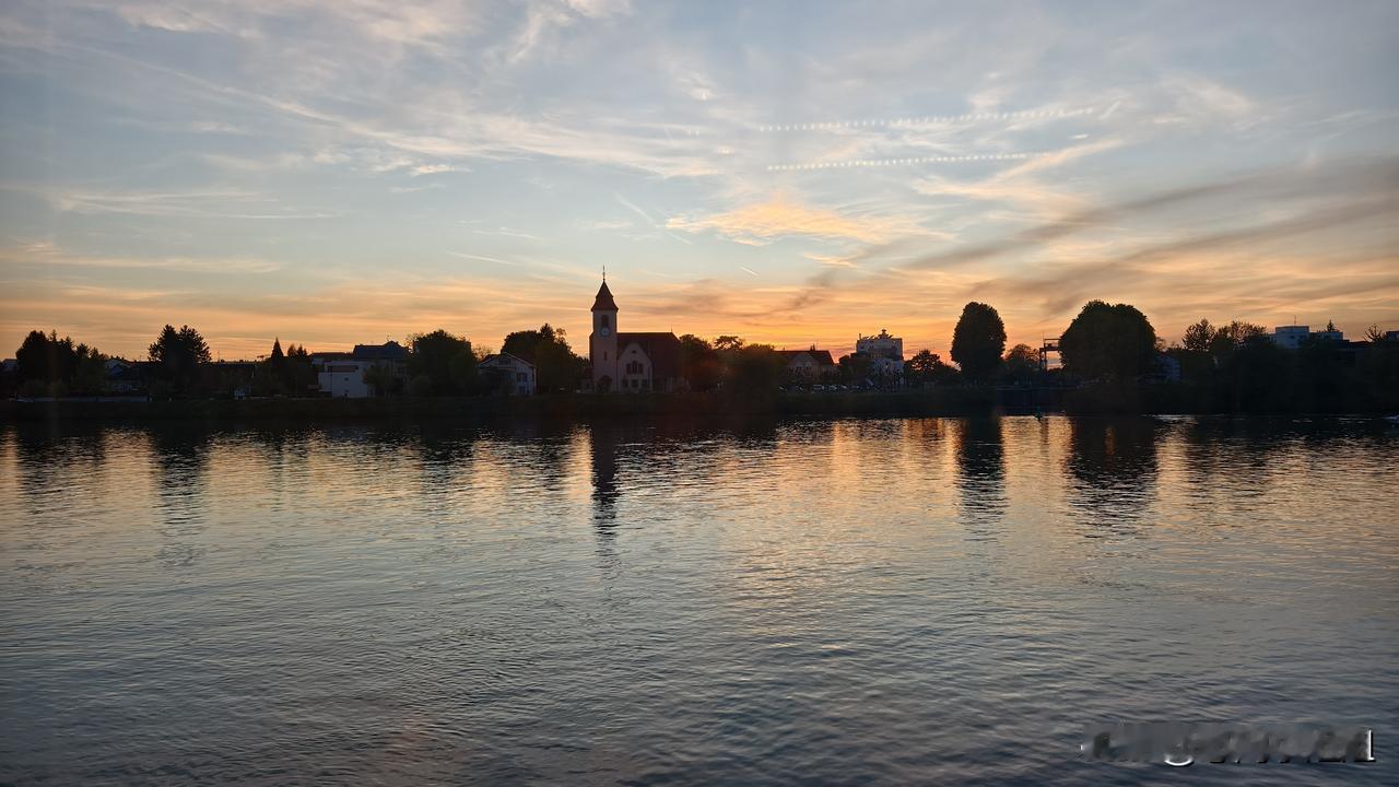 晒的这张图片是我在瑞士拍的法国夕阳。
前天，天气晴好，晚霞有金色的，有紫罗兰色的