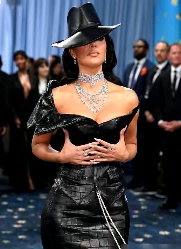 金姐这次是真拼了！差点摔进灌木丛。

奥斯卡派对上，45岁的金·卡戴珊穿了一身G