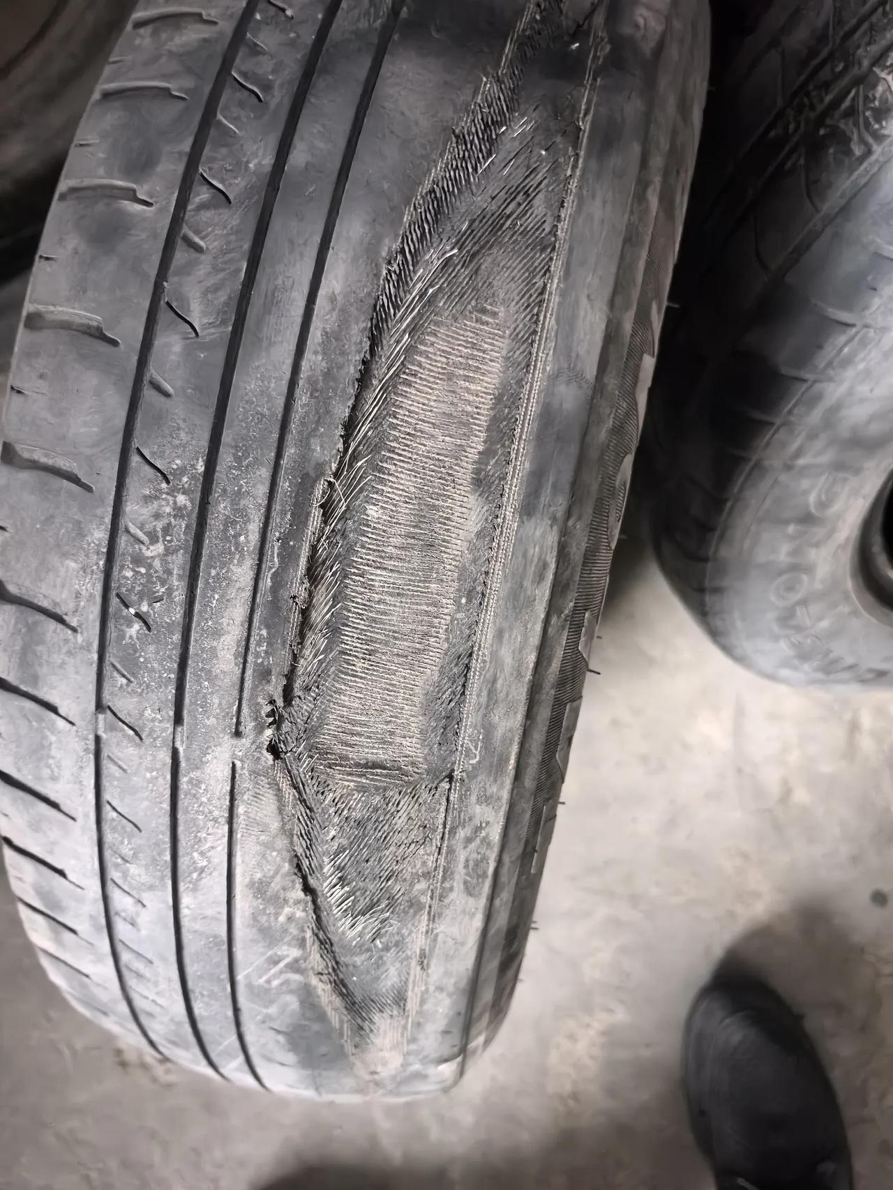 轮胎成这样了，不知道开了多少天，今天才发现。真是无语啊。以后真是没事得多看看，检