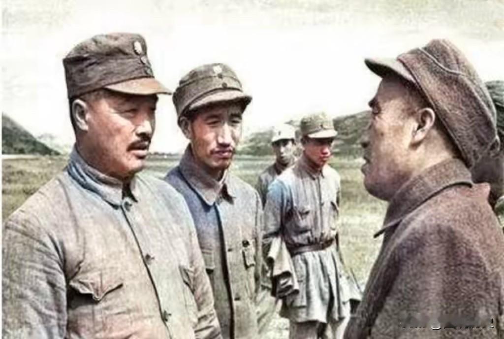 这张珍贵合影拍摄于1944年初春，中共中央决定修复并扩建延安机场，三位我党的高级