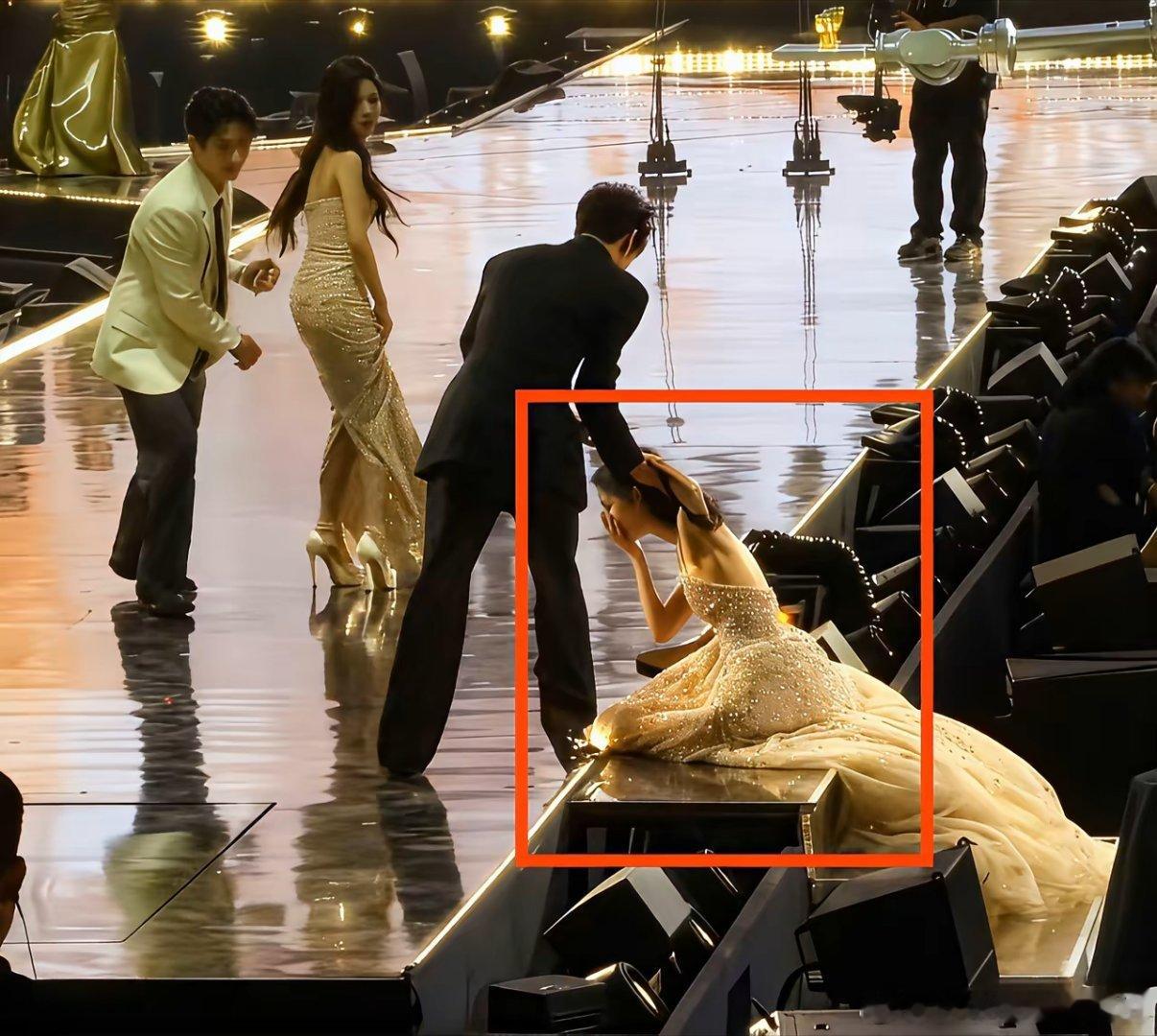 孟子义星光大赏又摔跤了今年的舞台就她摔倒了感觉她是有点玄学在身上的23年的星光大