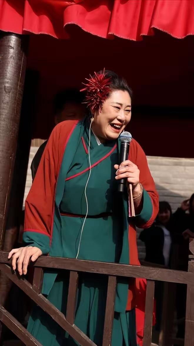 一位婚介所媒婆说：“现在大家不乐意结婚，原因很简单，男的不缺性，女的不缺钱。结婚