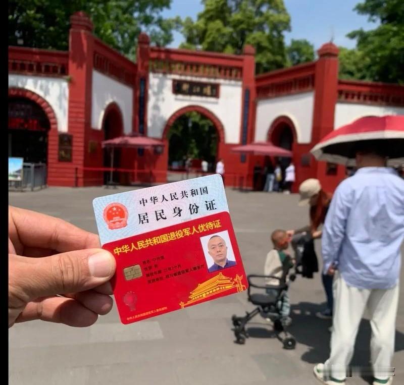 相较这位老战友，我格局还是小了。

昨天下午，我在小区门口公交站牌等车，上车时的