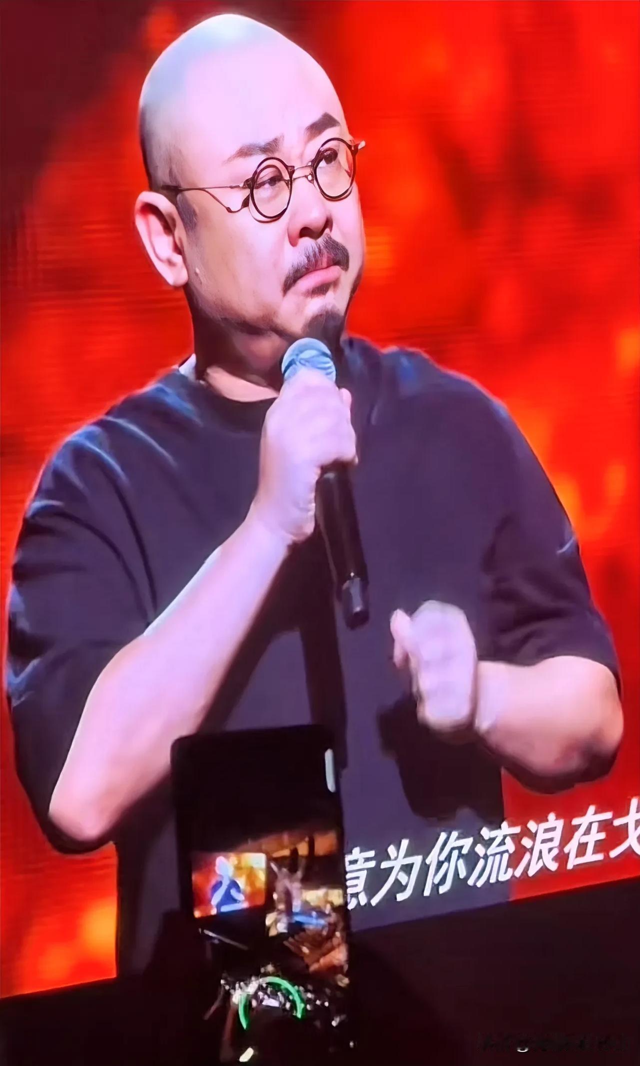 刀郎开演唱会，唯一不需化妆师，不需服装师，不需伴舞，一件T恤和马裤走天涯。台上，