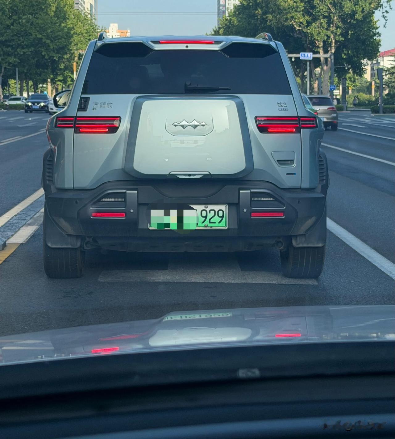 路上看到的方程豹汽车越来越多了，大家都看到过吗？[吃瓜群众]