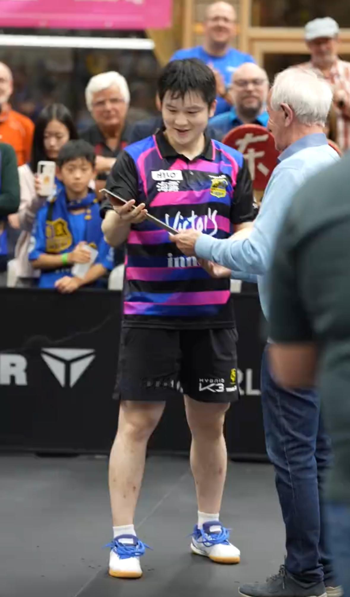 樊振东完成了在萨尔布吕肯的最后一战，
俱乐部老板亲自送上神秘礼物，
一份承载着所