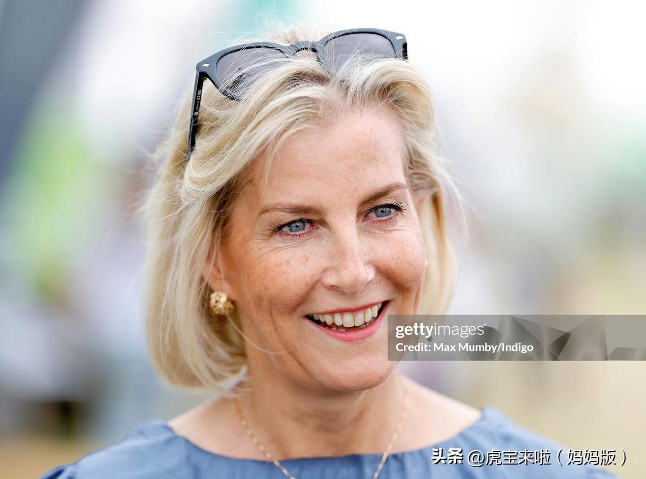 又一位王妃迎来了新造型！爱丁堡公爵夫人苏菲王妃出席农业节活动，一头利落的短发造型