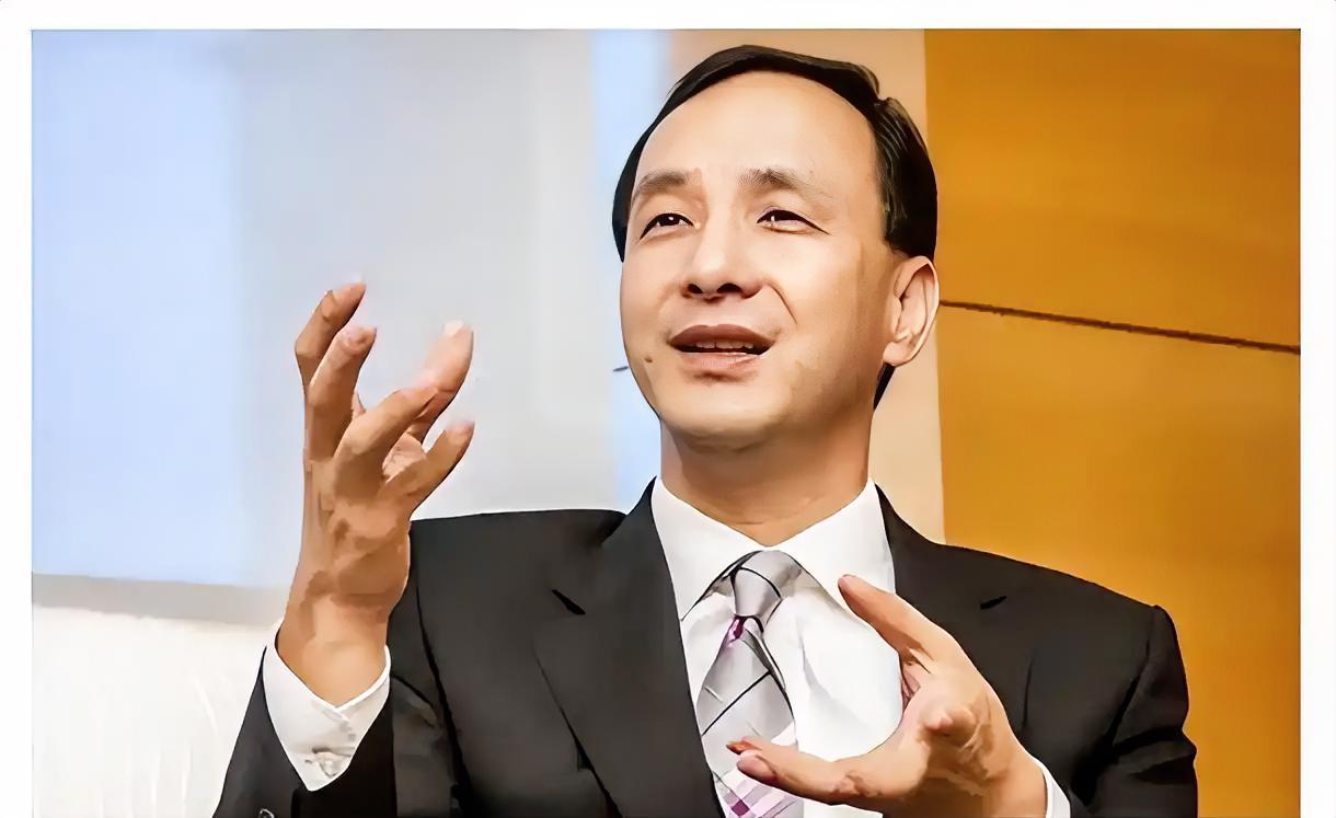 举着一块牌子（两任国民党主席）在小巷里转了两圈，收获了无数吹捧或嘲笑的目光，再看