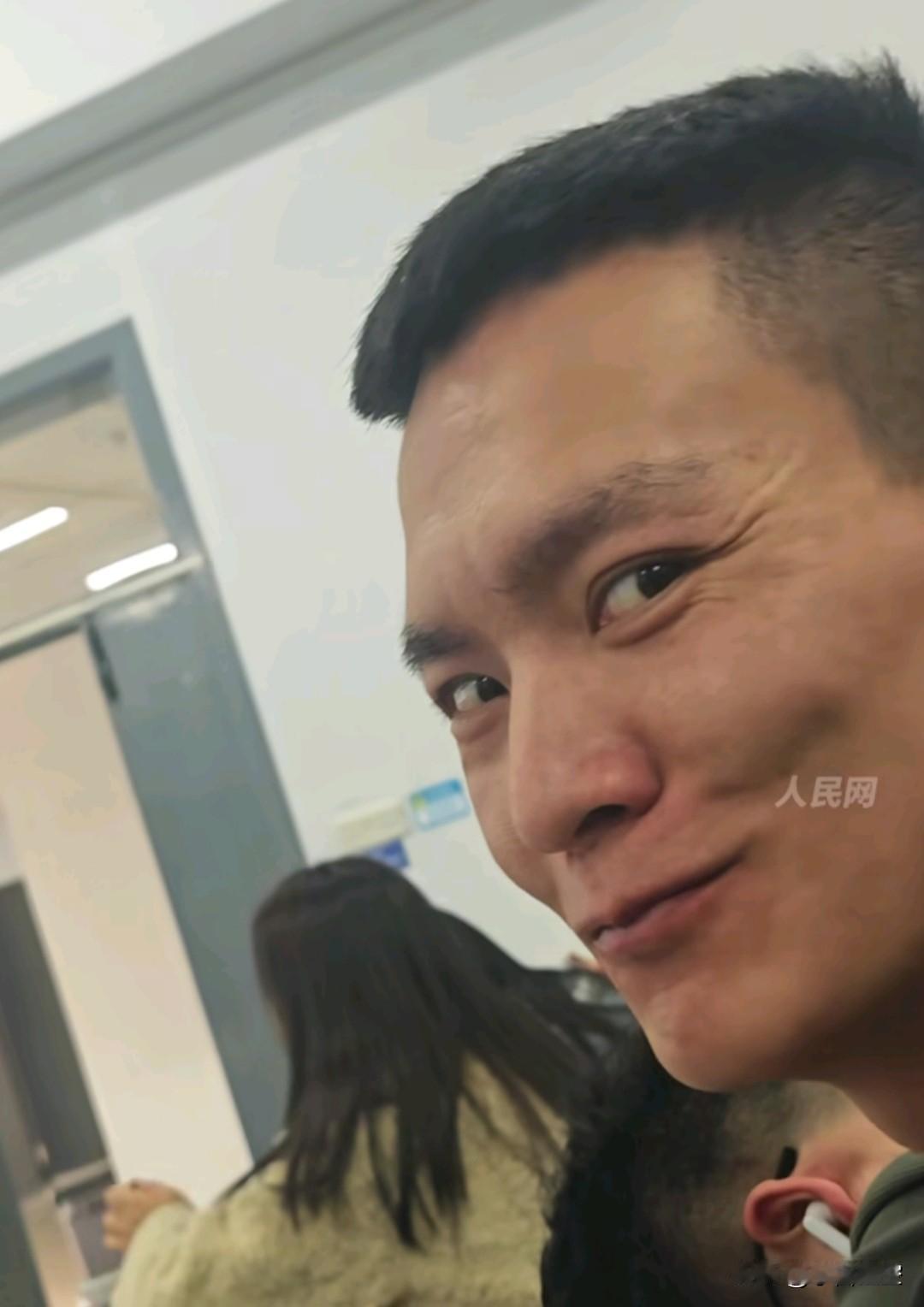 我想，这才是应该追的星。
戍边战士回到校园上课，老师讲的PPT内容，正是他所经历