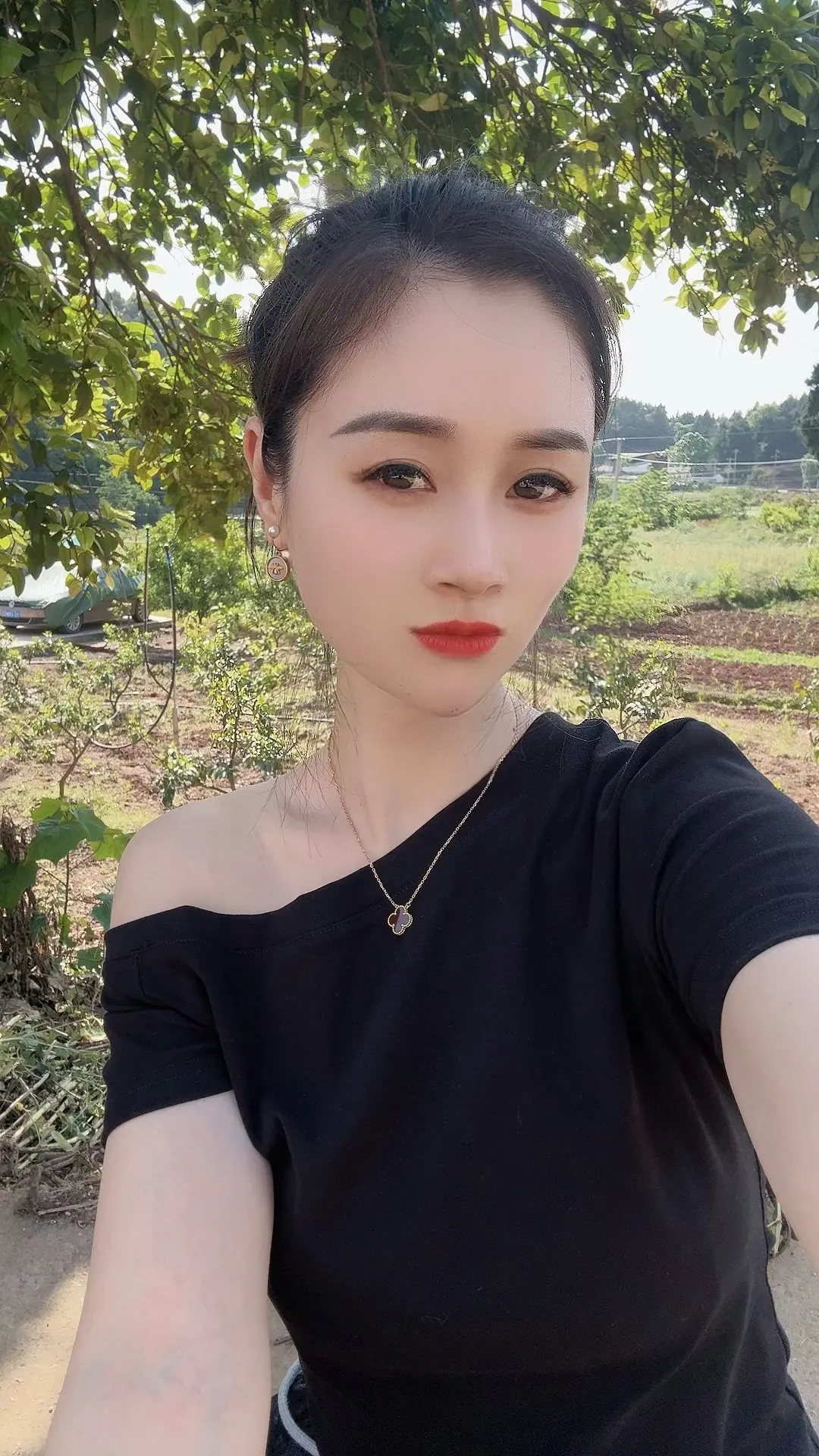 生活带走了我千变万化的模样，我给自己留下了多愁善感的性格
