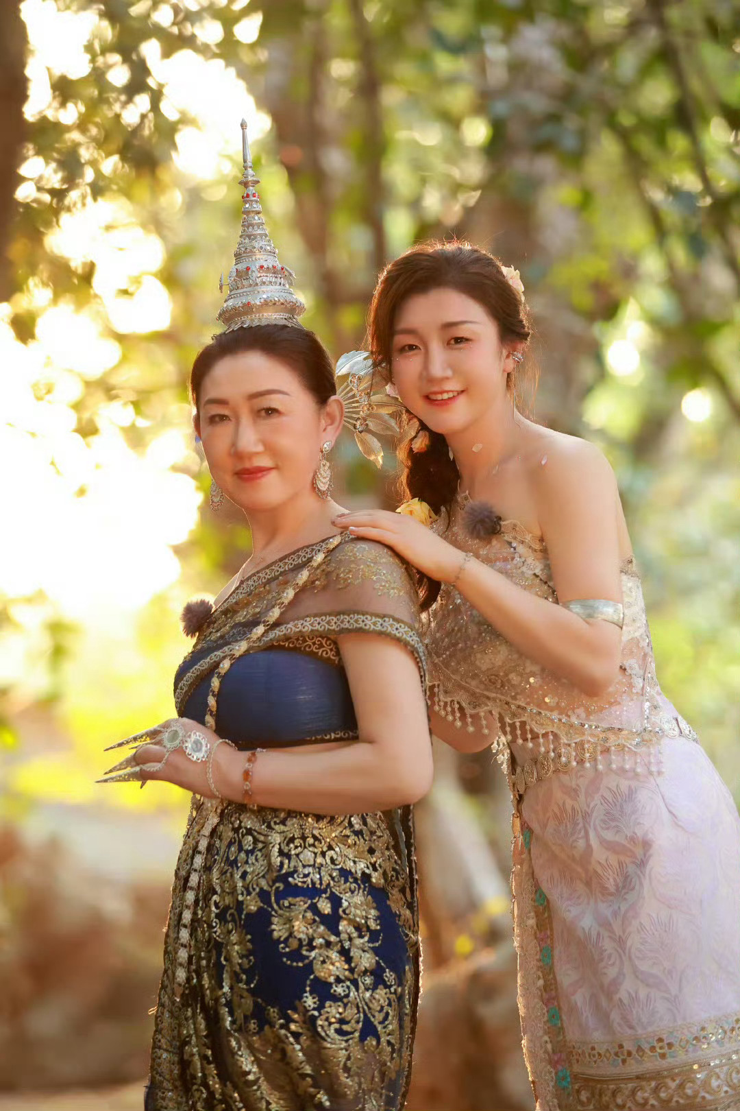 陈梦妈妈头顶一座塔开车，这个傣族造型虽然行动不便，但真的超级好看！！妈妈好适合[