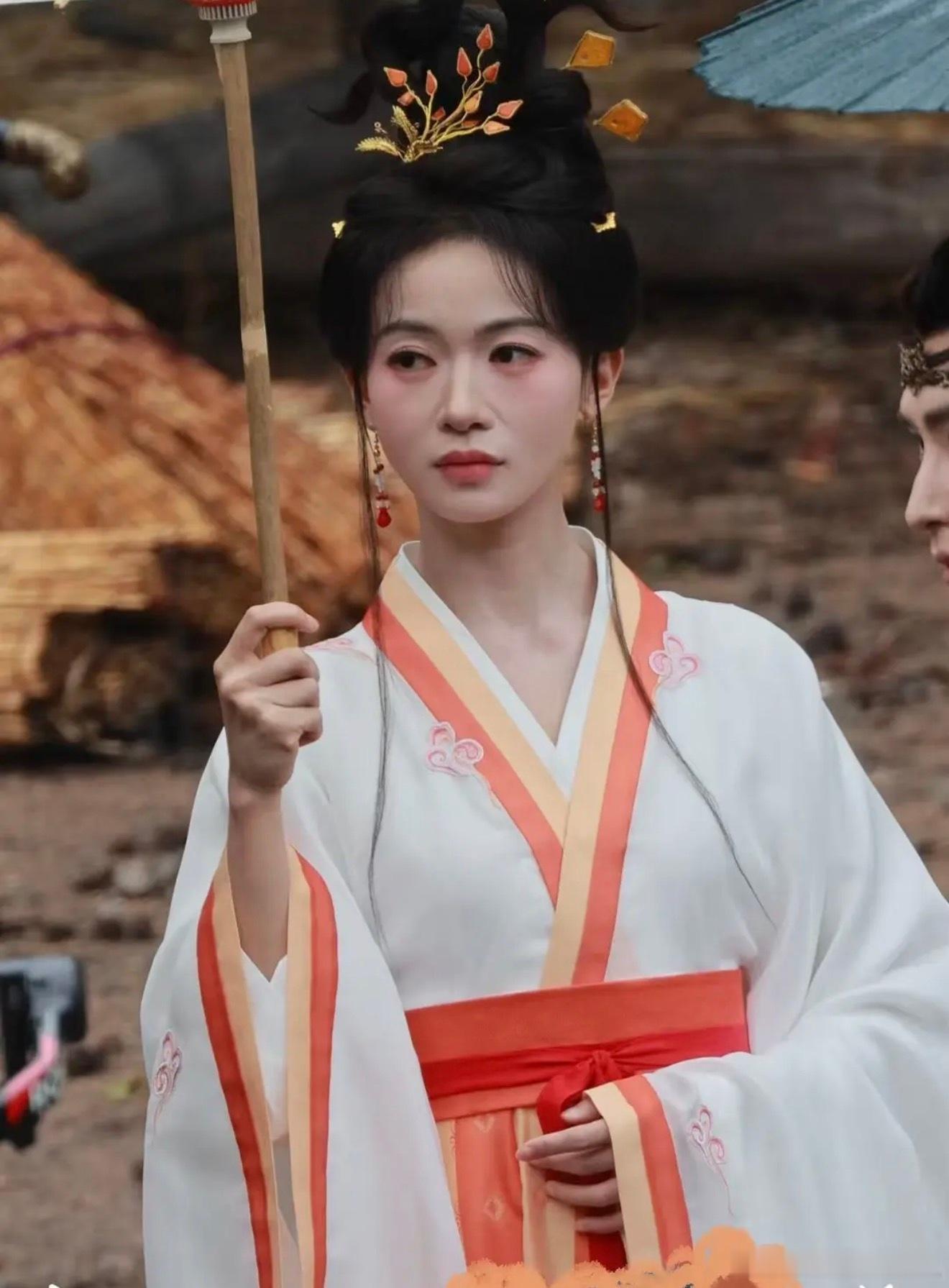 怎么会有人说吴谨言腰粗的啊！