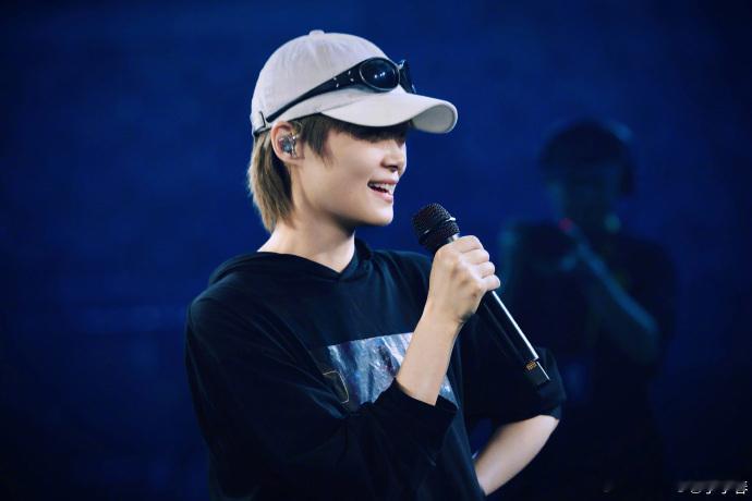 李宇春武汉晚上见李宇春武汉演唱会彩排照巡演持续热力不减，武汉站彩排完毕静待晚间开
