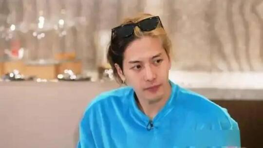 痛心！王嘉尔突发胸痛，公司发文暂别舞台