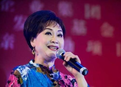 2000年，李谷一举报东方歌舞团团长田玉斌腐败，田玉斌得知被李谷一举报后大肆宣扬