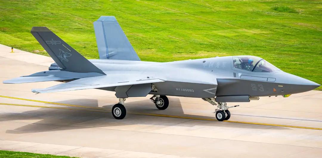 轮到空军放鹰了！
最新消息沈飞扩产，歼35年量产将达三位数，最多将达到120架，