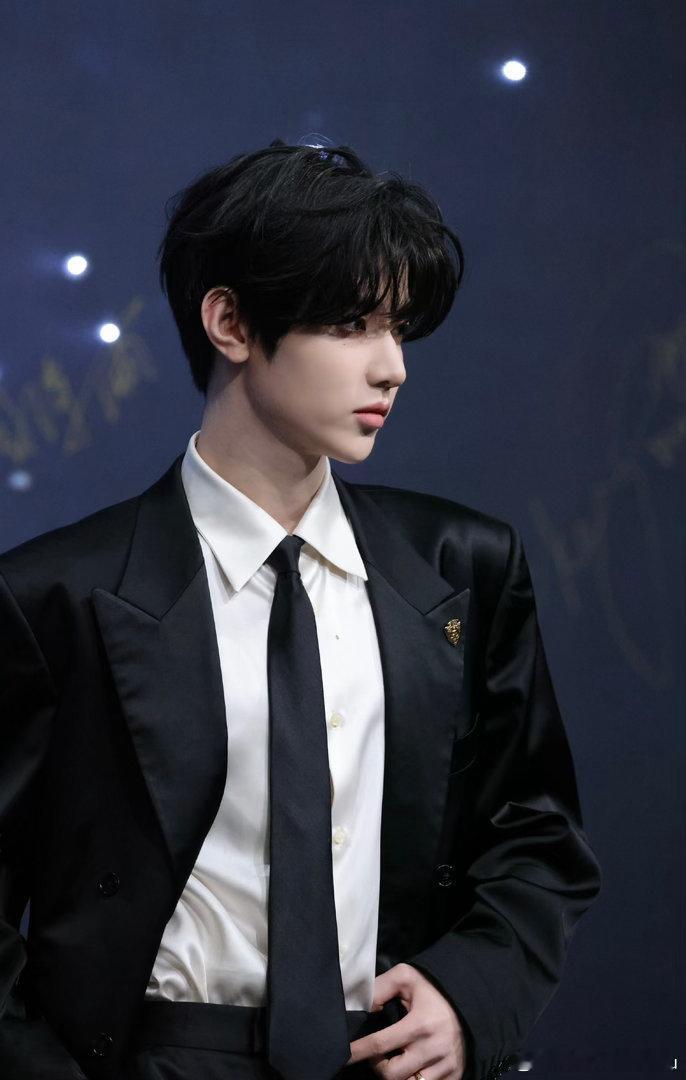 章昊小提琴演绎李荣浩恋人一边沉浸式拆yoyo盲盒，一边循环章昊的舞台！小提琴版《