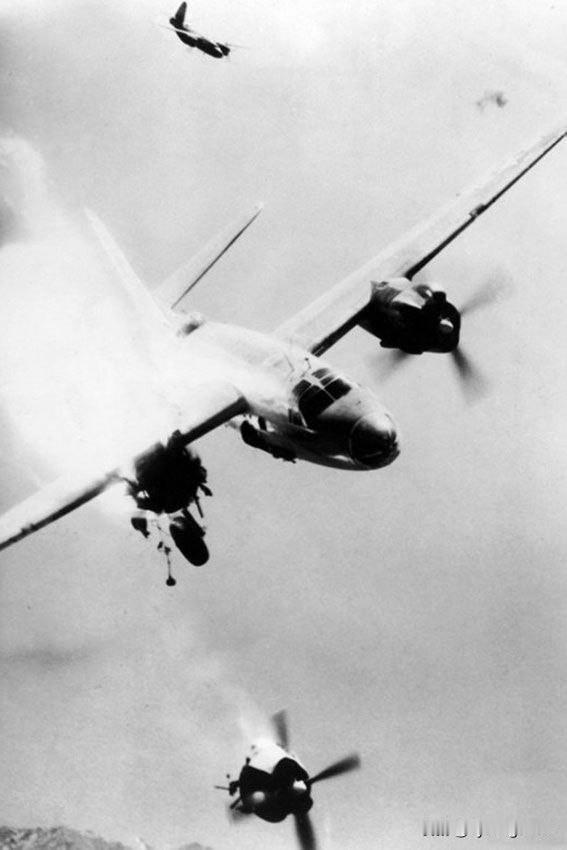 一架美国B-26轰炸机在法国土伦上空遭遇防空火力袭击后失去一个发动机。1943年