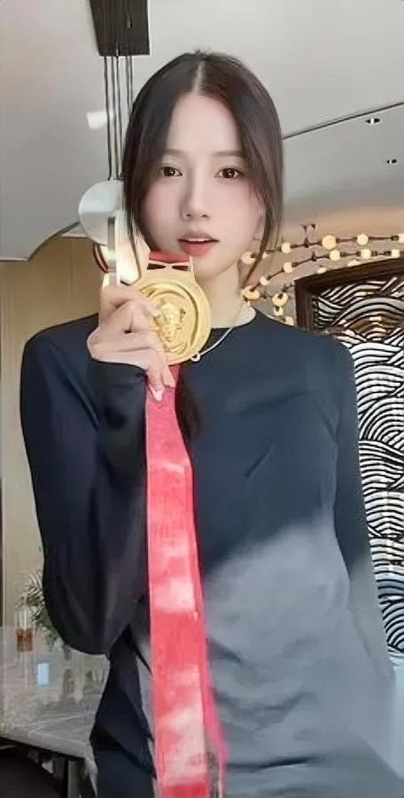 这姑娘火出体育圈了！

不是因为颜值身材，

是“全能”到让人看了都想拍大腿——