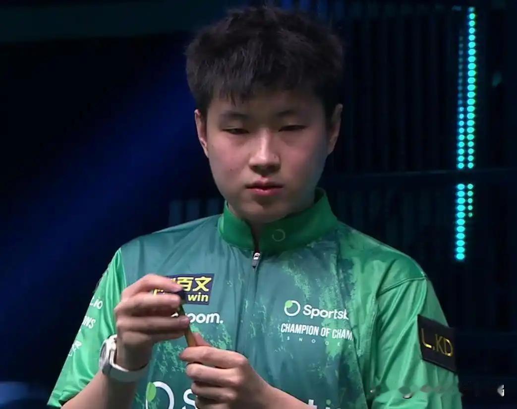 赵心童强势晋级，小钢炮罕见哑火
北京时间11月11日晚，2025年斯诺克冠中冠1