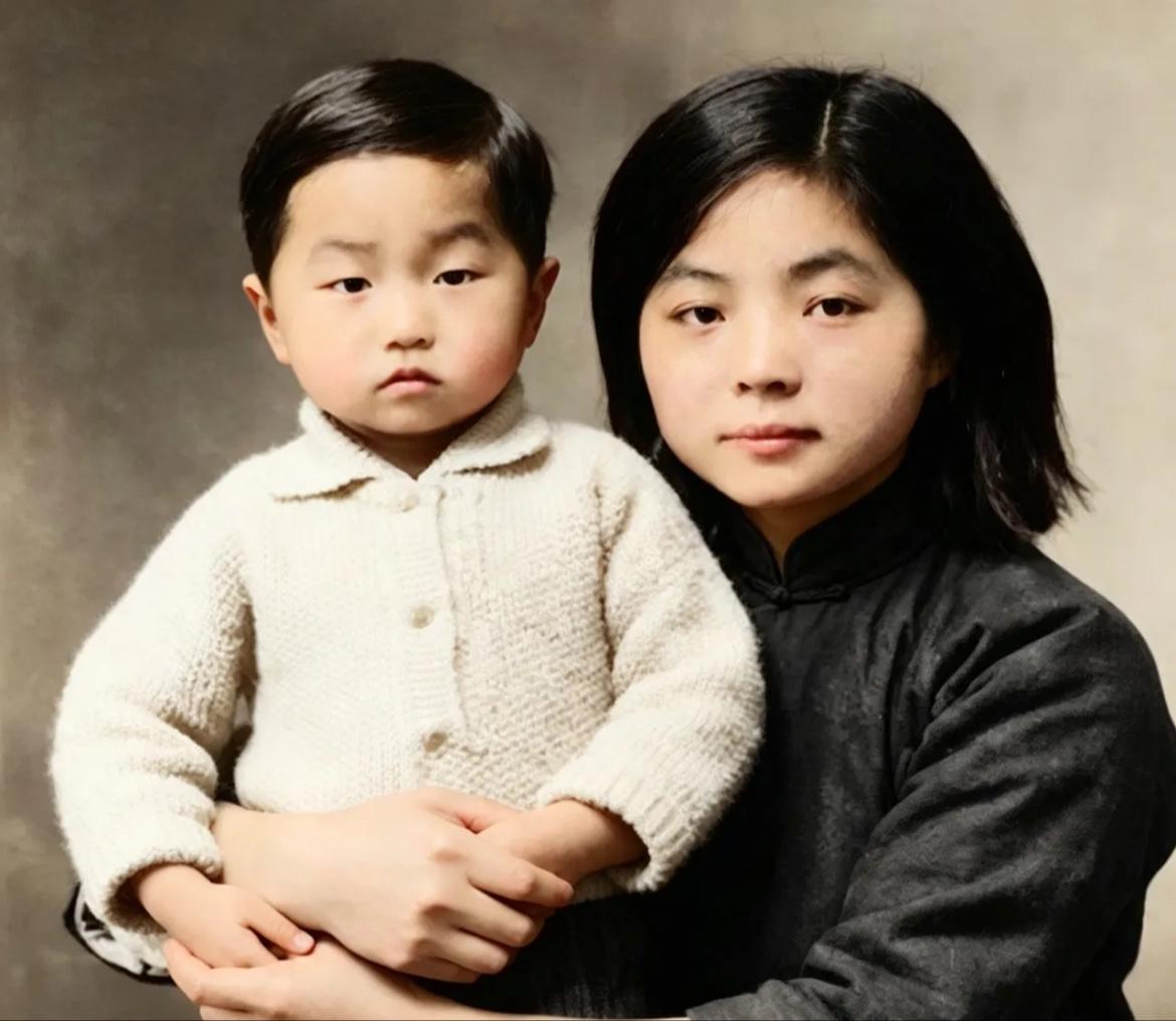1931年，陈赓大将第一任夫人王根英牺牲前，与年幼的儿子陈知非的最后一张合影，王