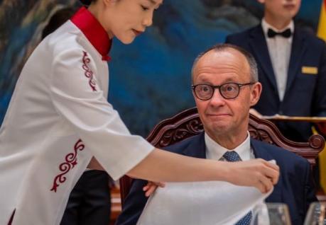 当地时间2月25日，德国之声发布了一则关于德国总理默茨访华的报道。默茨此次北京之