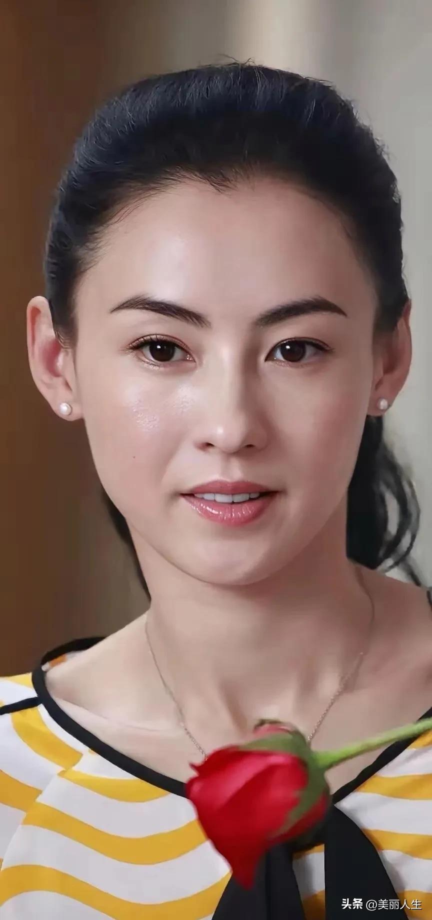 春天没有方向，
只有生长。  
风是自由的，
花是任性的，  
万物都在肆意舒展