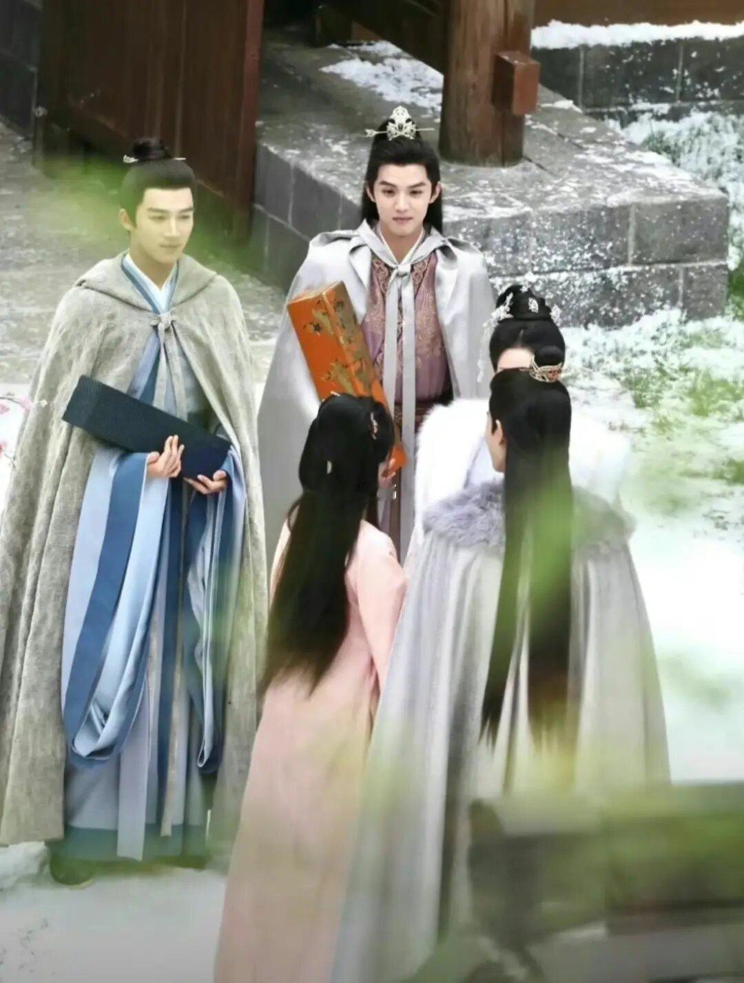 看背影看不出谁是姜雪宁，但看燕临眼神可以