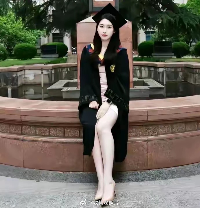 高校小姐姐，另类毕业照。好看吗？