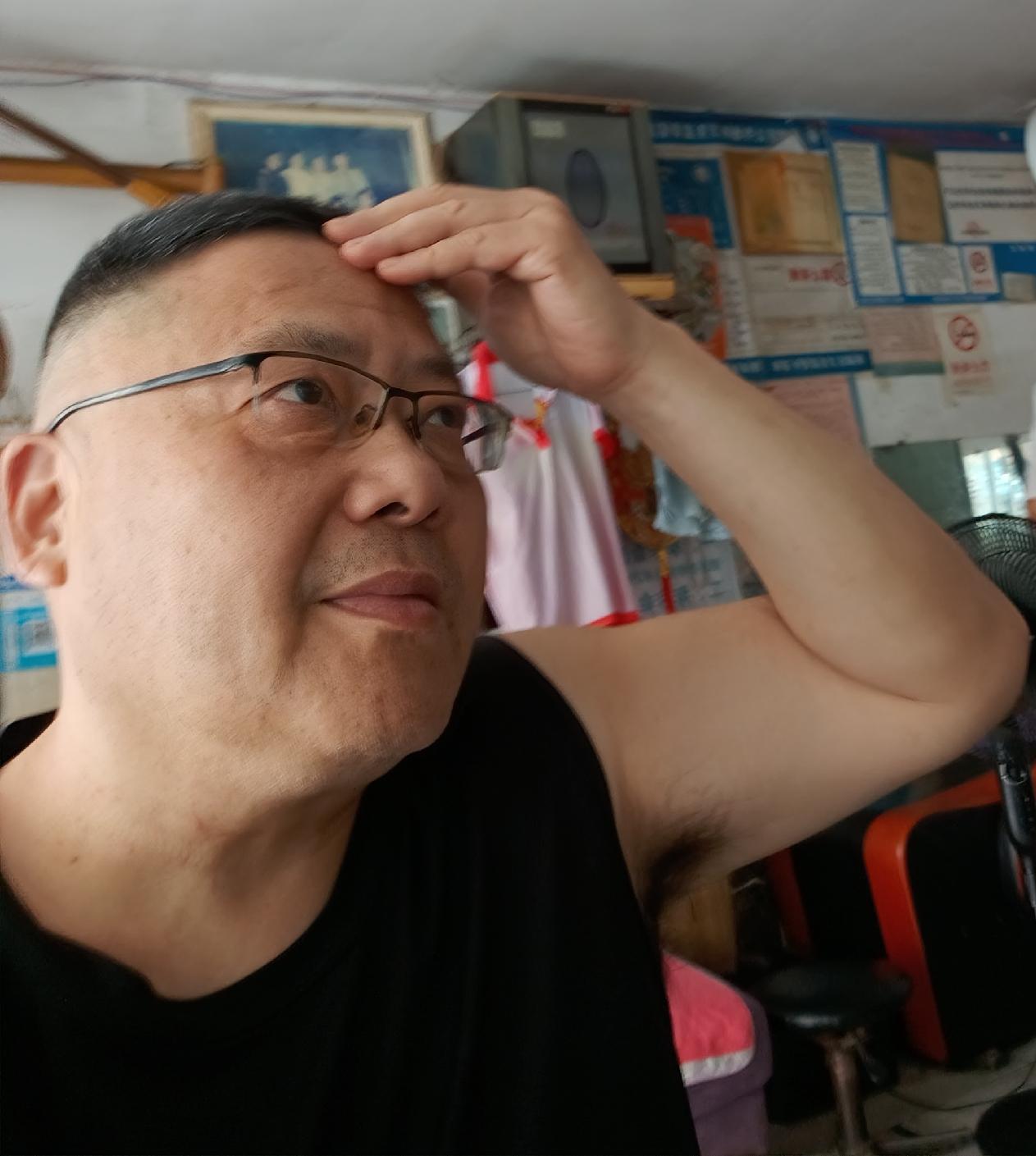 近来一段时间，有很多人私信，或在直播间问我，

老王，你的头发那么黑，是不是染发