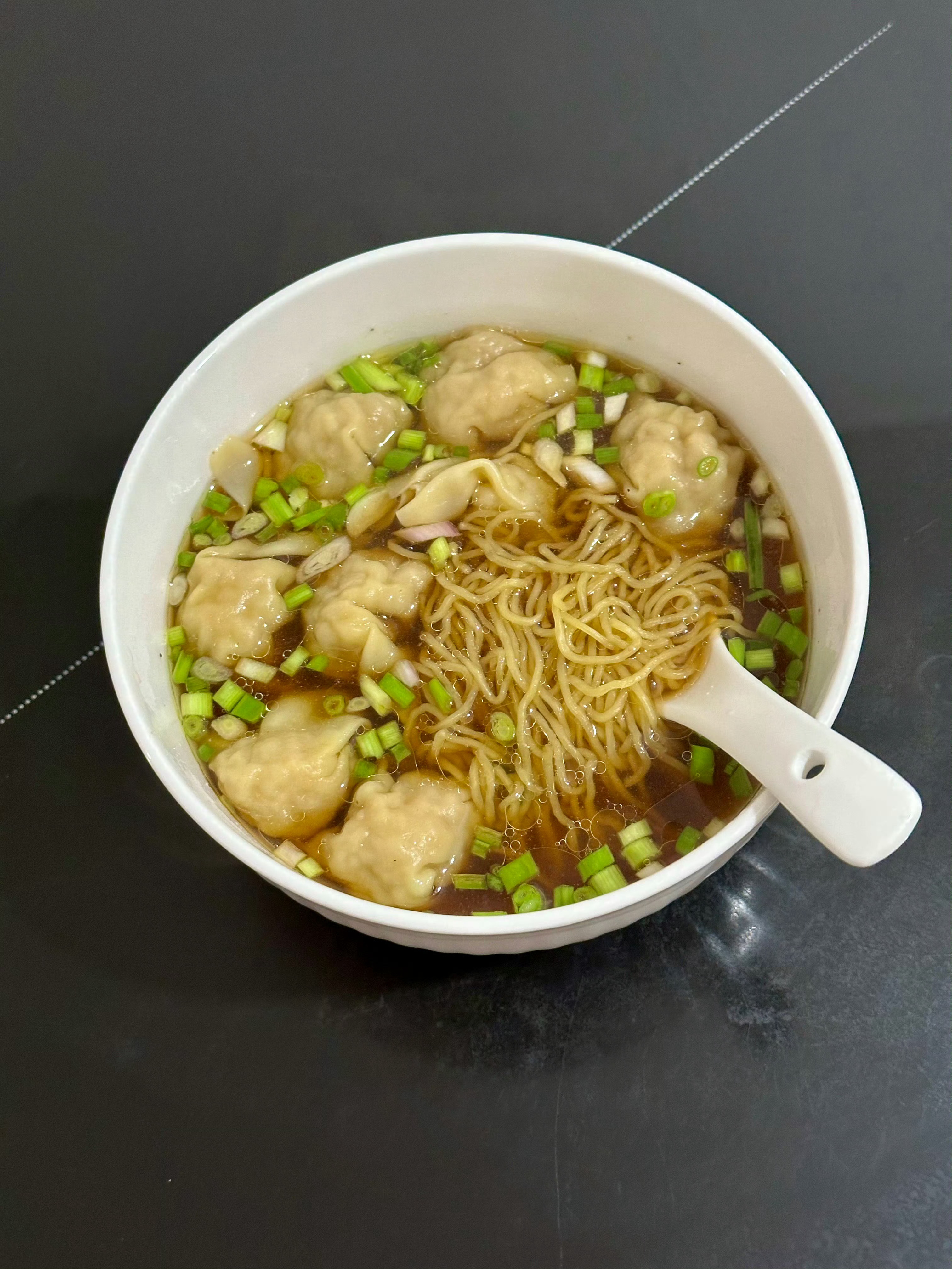 按 男子回应吃2个月食堂瘦近18斤说法 ，我在三十天内减六斤，期间坚持慢跑和跳减