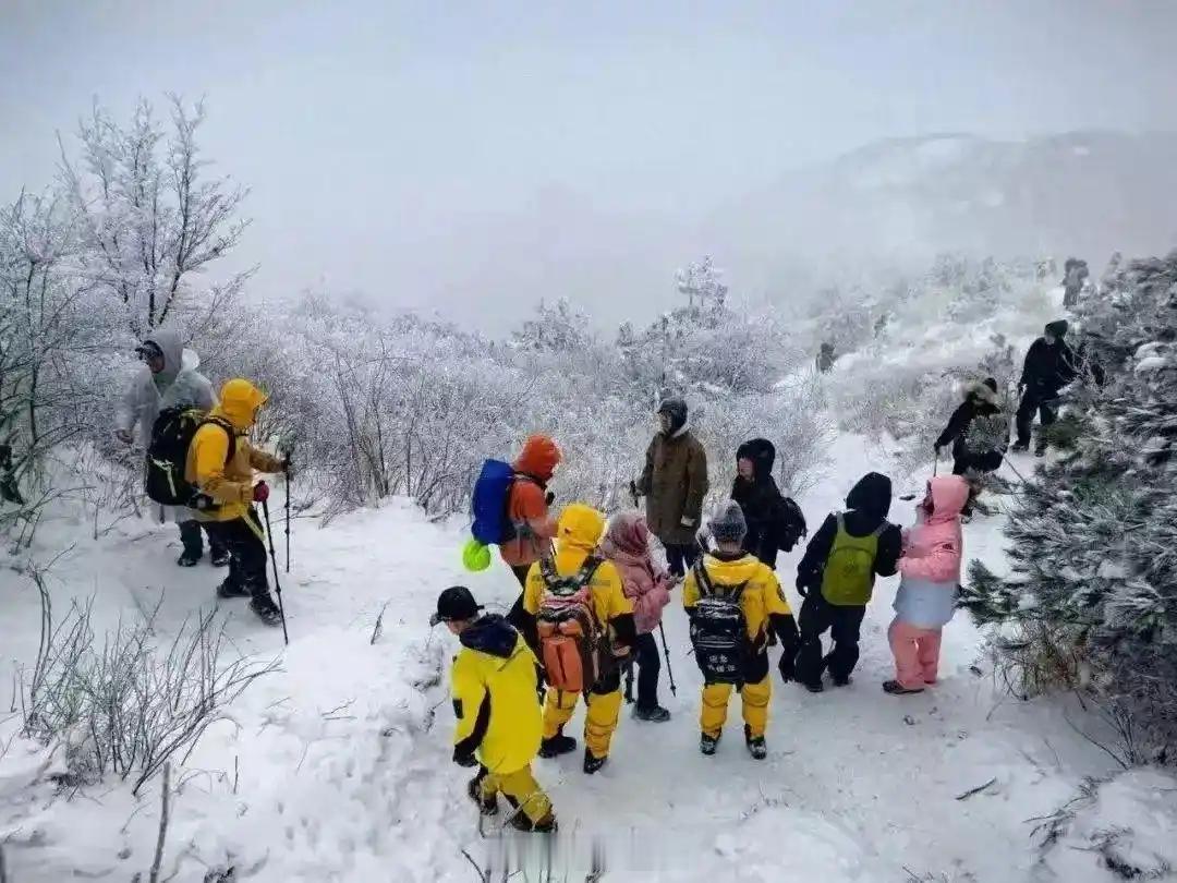 昨天杭州突降大雪，尤其是富阳安顶山、临安太子尖、余杭径山等山区，积雪深度不断增加