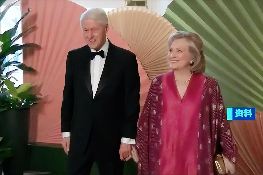 克林顿夫妇摊上的大事有了新进展，长达四个半小时的爱泼斯坦案作证视频突然全曝光，两