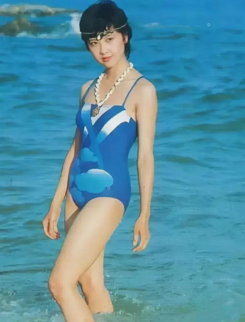 万万没想到，原来“最美女儿国国王”竟然也有这么“大胆”的照片啊！

这是“最美女