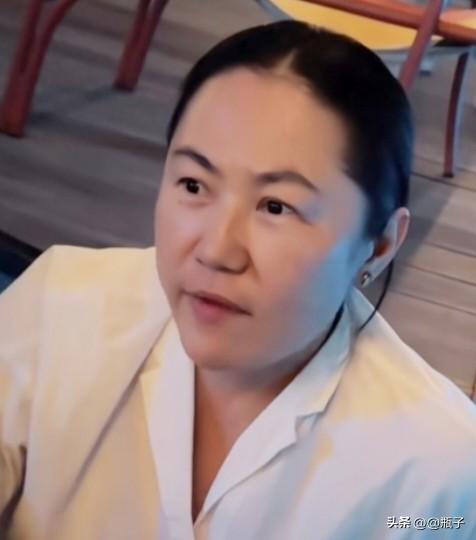 高原和王菲同龄，今年56岁了，和窦唯离婚这么多年，一直未再婚，着实不易。
近来发