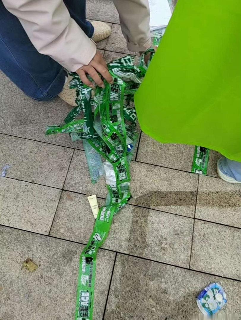 投工作留痕重要性，爱妻每次跑男线下录完之后都会把垃圾收拾干净带走，然后恢复成原来